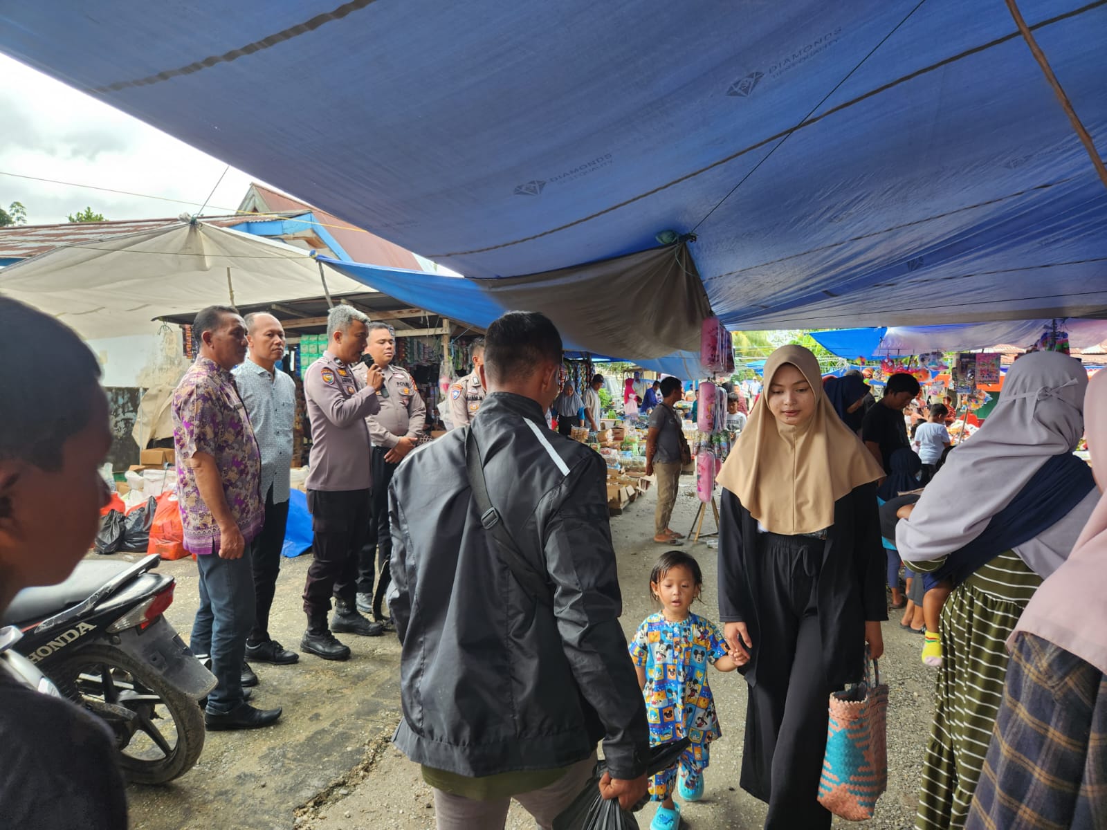 Sapa Pengunjung Pasar Kamis,Polsek KKH Tingkatkan Cooling System jelang pemilu 2024.